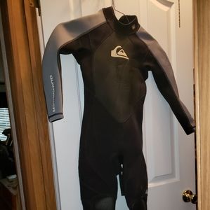 Quicksilver youth wetsuit size 10